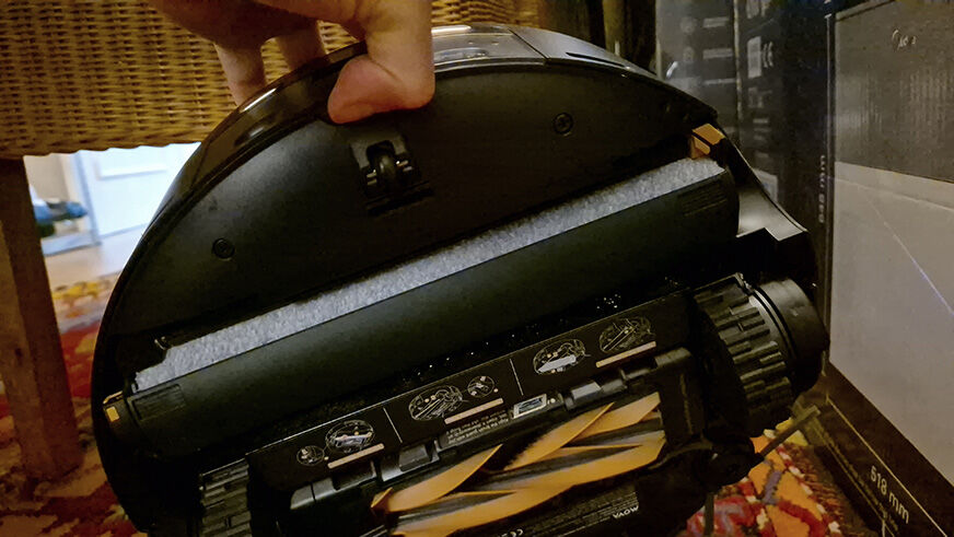 Der MOVA Z60 Ultra Roller hebt auf einem Teppich die Walze an und fährt einen Schutzschild aus.